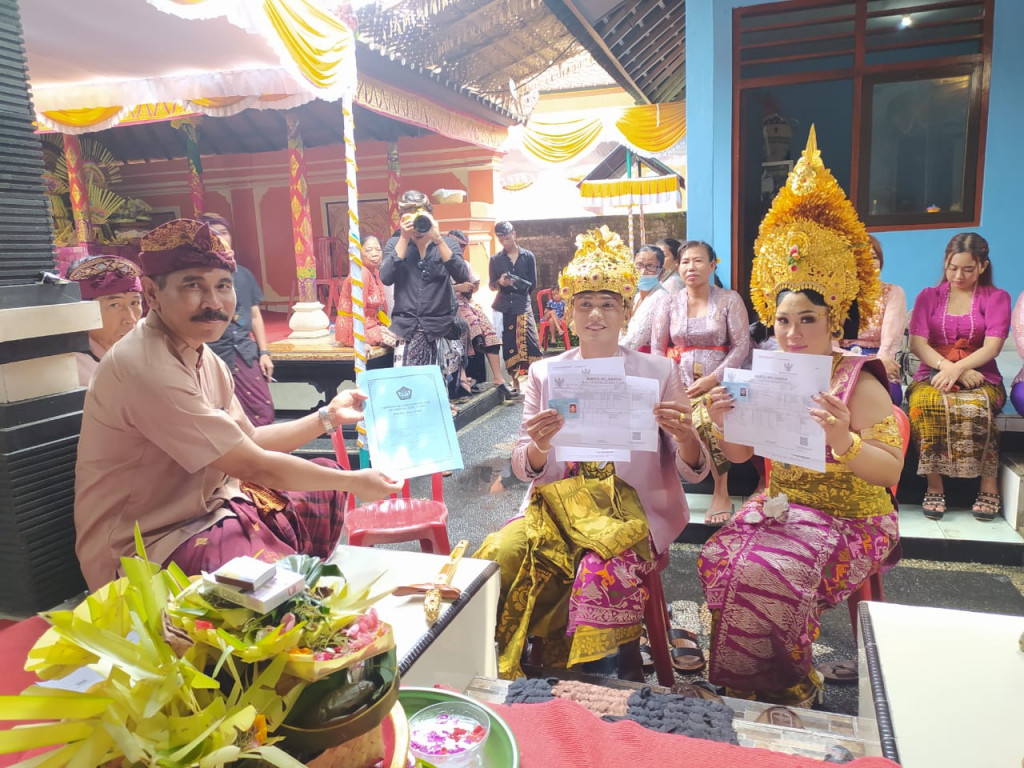 Implementasi Dalung Smartvillage serahkan KK Baru, Akta Perkawinan dan (KTP) Baru di Banjar Tegaljaya, Dalung